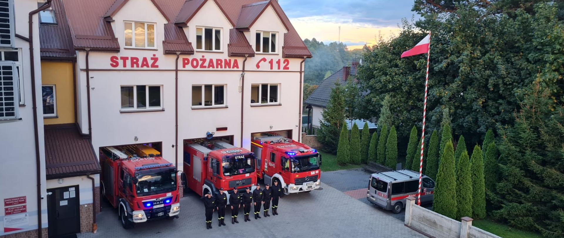 Strażacy KP PSP w Sejnach oddający hołd zmarłemu na służbie Pawłowi, funkcjonariuszowi KM PSP w Grudziądzu 