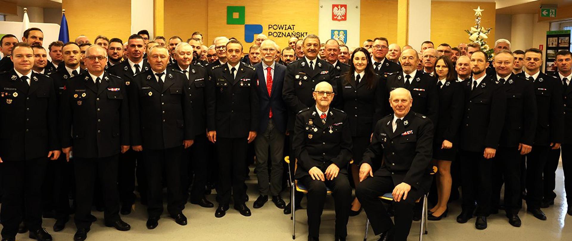 Zdjęcie grupowe podczas podsumowania roku w Starostwie Powiatowym