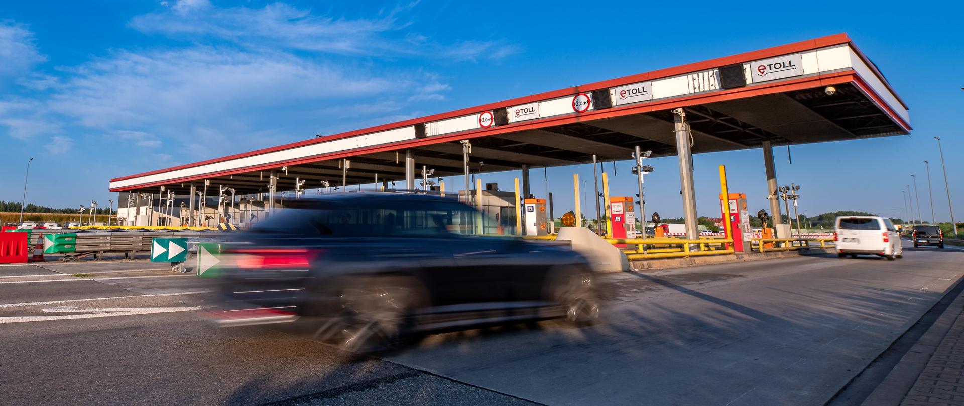 Pojazdy przejeżdżające przez punkt poboru opłat bez zatrzymywania się.