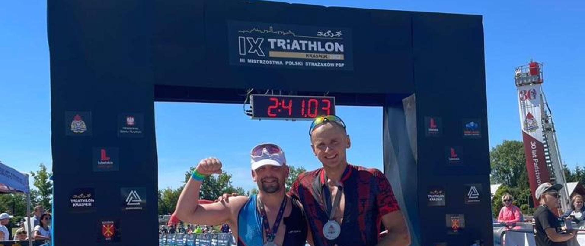 dwóch sportowców stojących przed podium