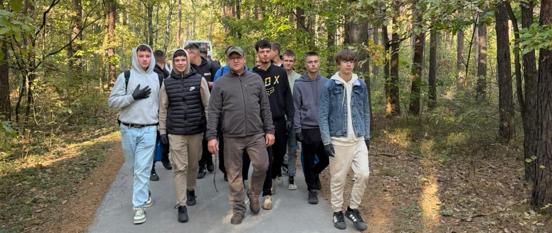 Razem dla natury! Uczniowie klasy 3 TM sprzątali las w Chotowej 1
