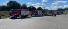 Na zdjęciu wozy strażackie z jednostek biorących udział w ćwiczeniach