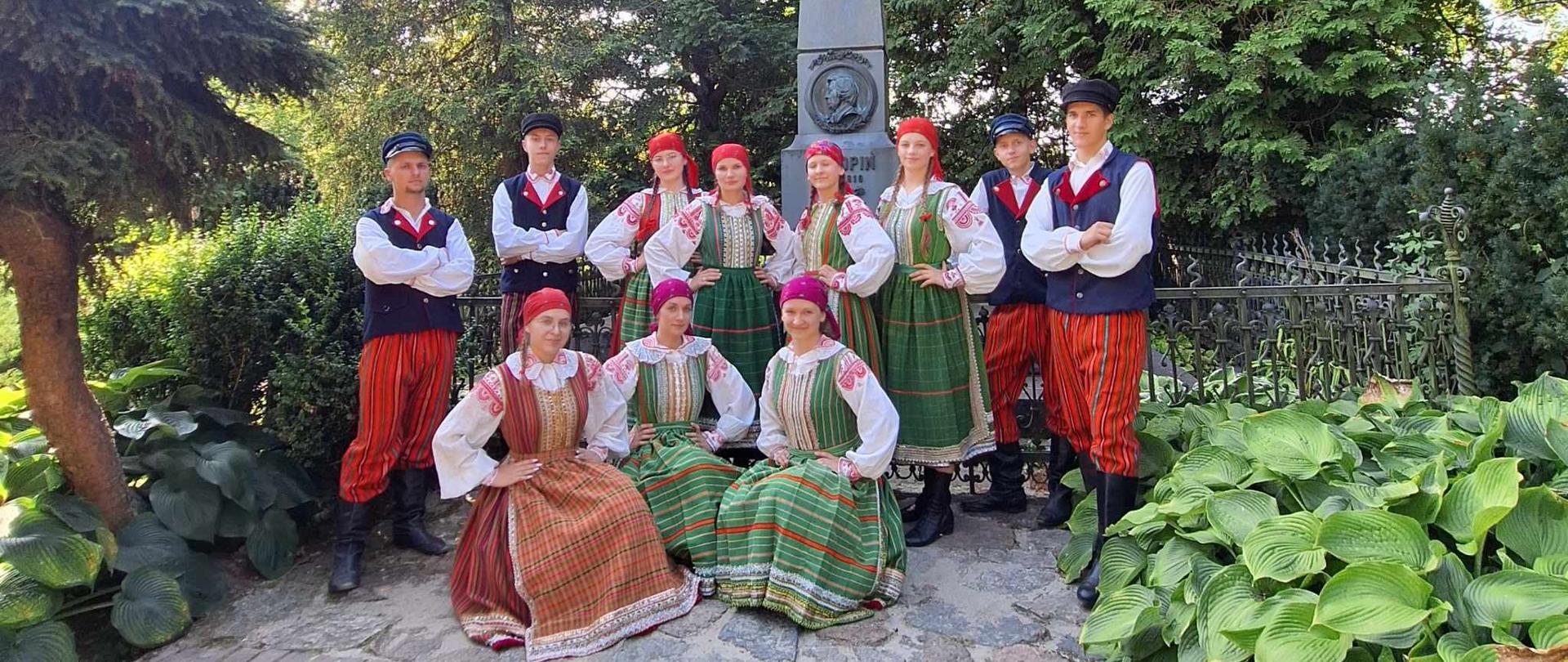 zespół ludowy podczas występu w Żelazowej Woli 