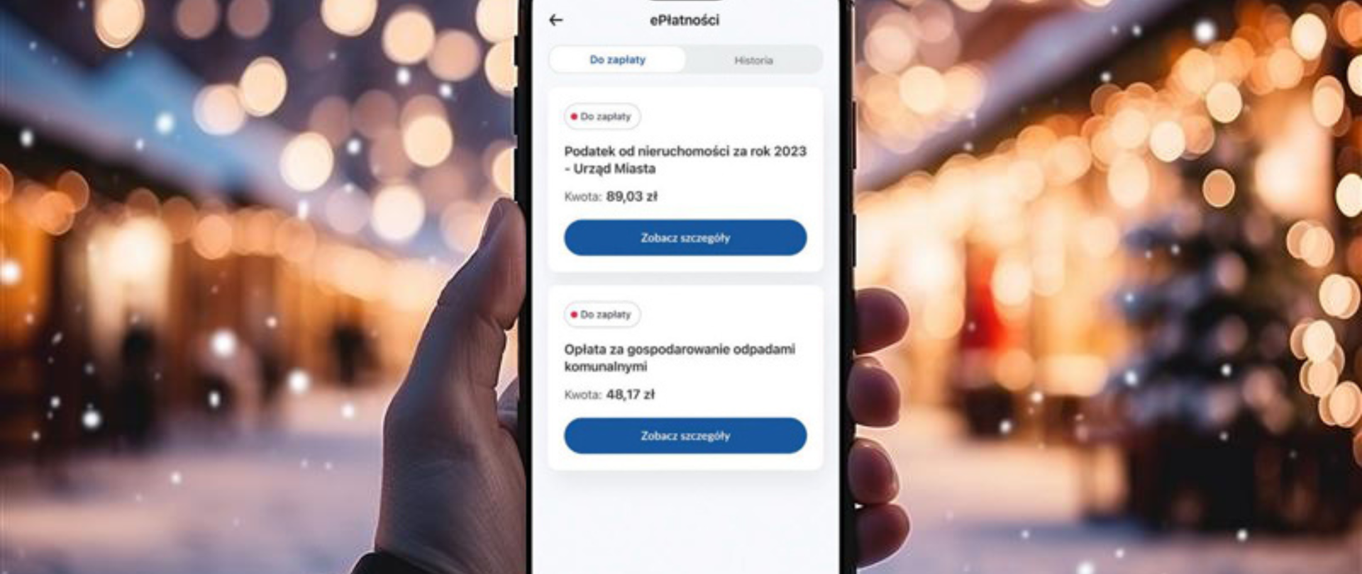 Ręka trzymająca telefon, na ekranie aplikacja mObywatel. Nagłówek ePłatności, poniżej dwa zobowiązania do opłaty: podatek od nieruchomości za rok 2023 w kwocie 83,09 zł, niżej opłata za gospodarowanie odpadami komunalnymi w kwocie 48,17 zł