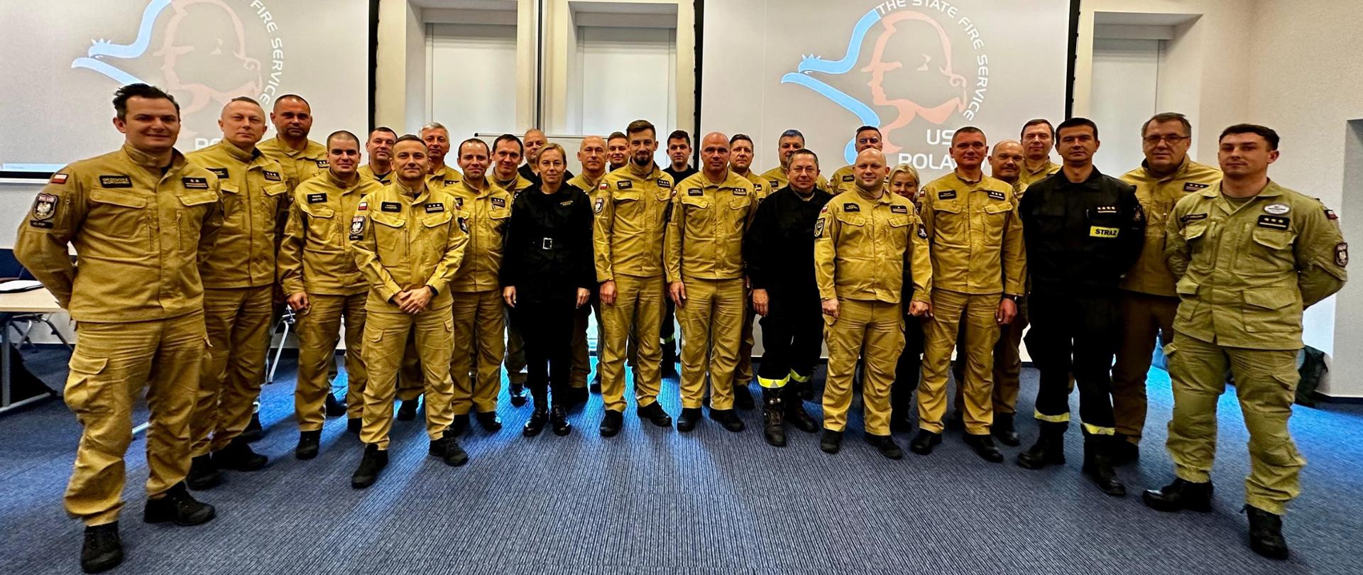 Wspólne zdjęcie strażaków biorących udział w spotkaniu 