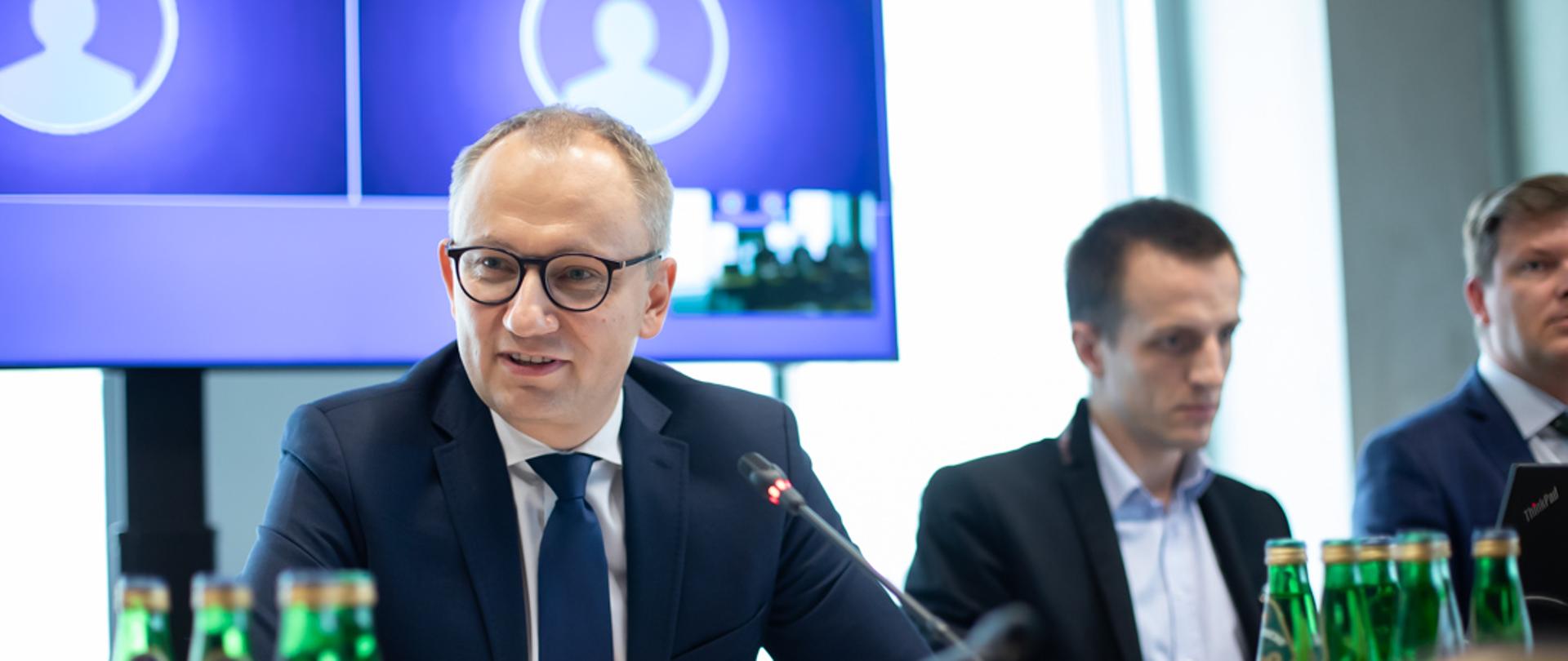 Na zdjęciu widać sylwetki ministra Błażeja Pobożego oraz pracowników Departamentu Wyznań Religijnych oraz Mniejszości Narodowych i Etnicznych