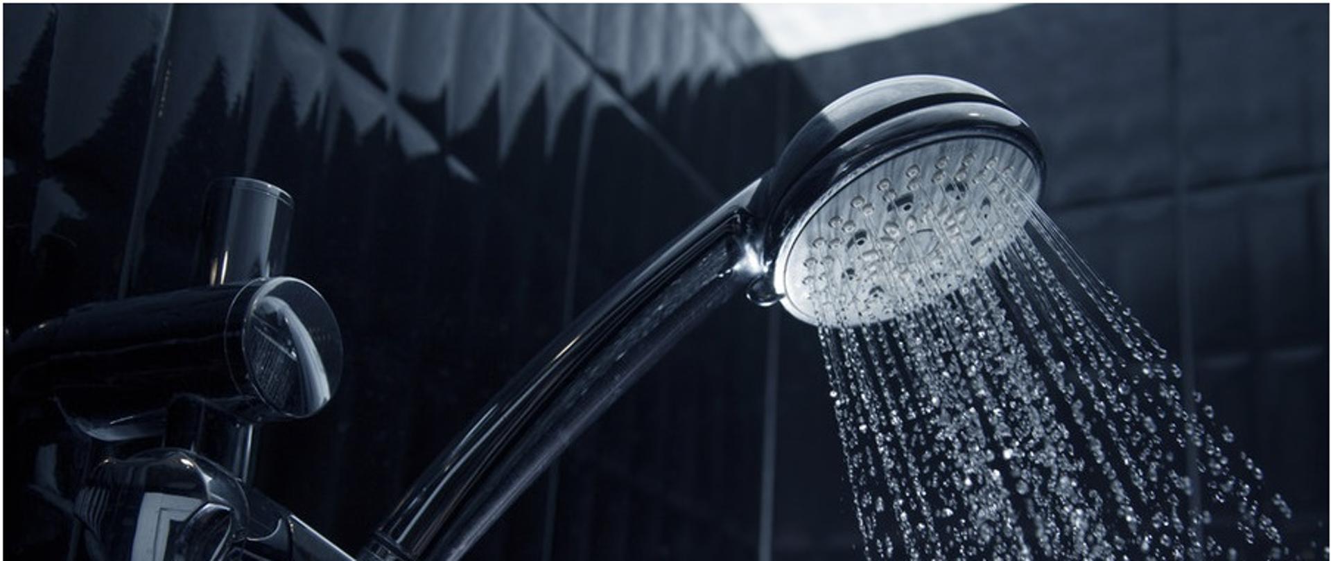 Łazienka prysznic z odkręconą wodą