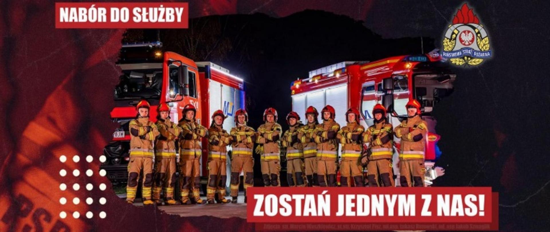 Strażacy Państwowej Straży Pożarnej stoją przed samochodami ratowniczo-gaśniczymi na grafice promującej nabór do służby z hasłem „Zostań jednym z nas!”.