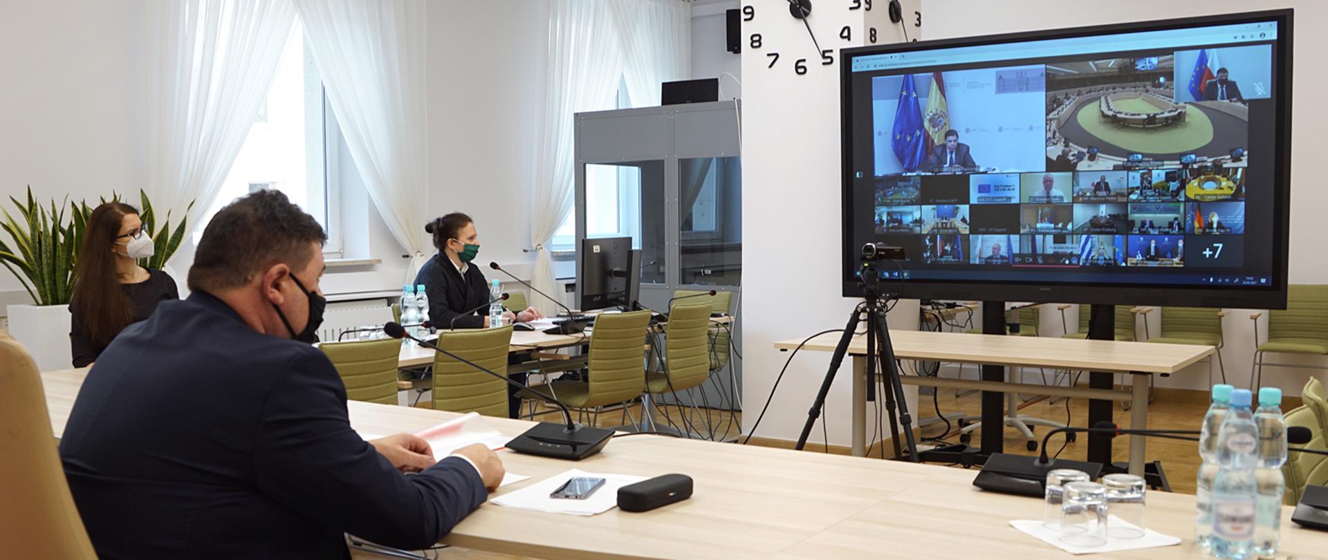 Sekretarz stanu Ryszard Bartosik podczas wideokonferencji (fot. MRiRW)