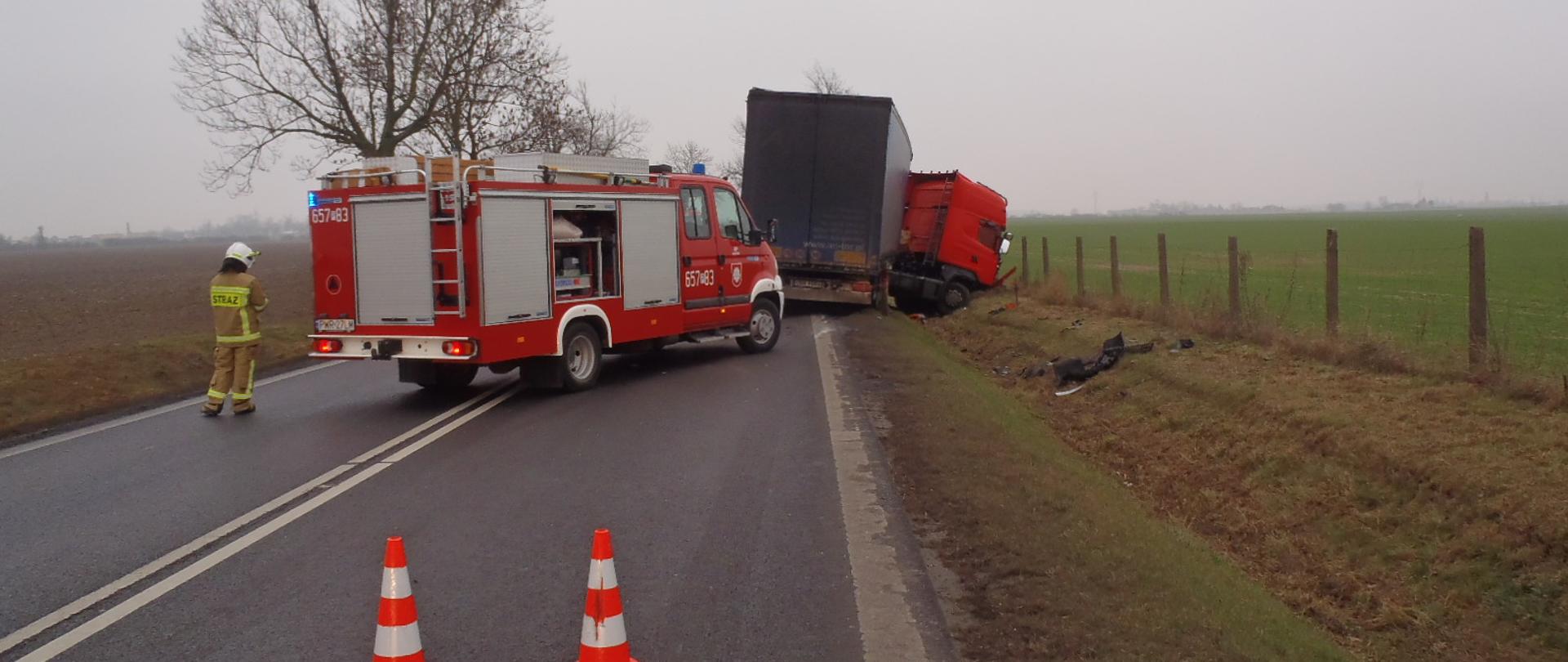 Samochód straży pożarnej i samochód ciężarowy 