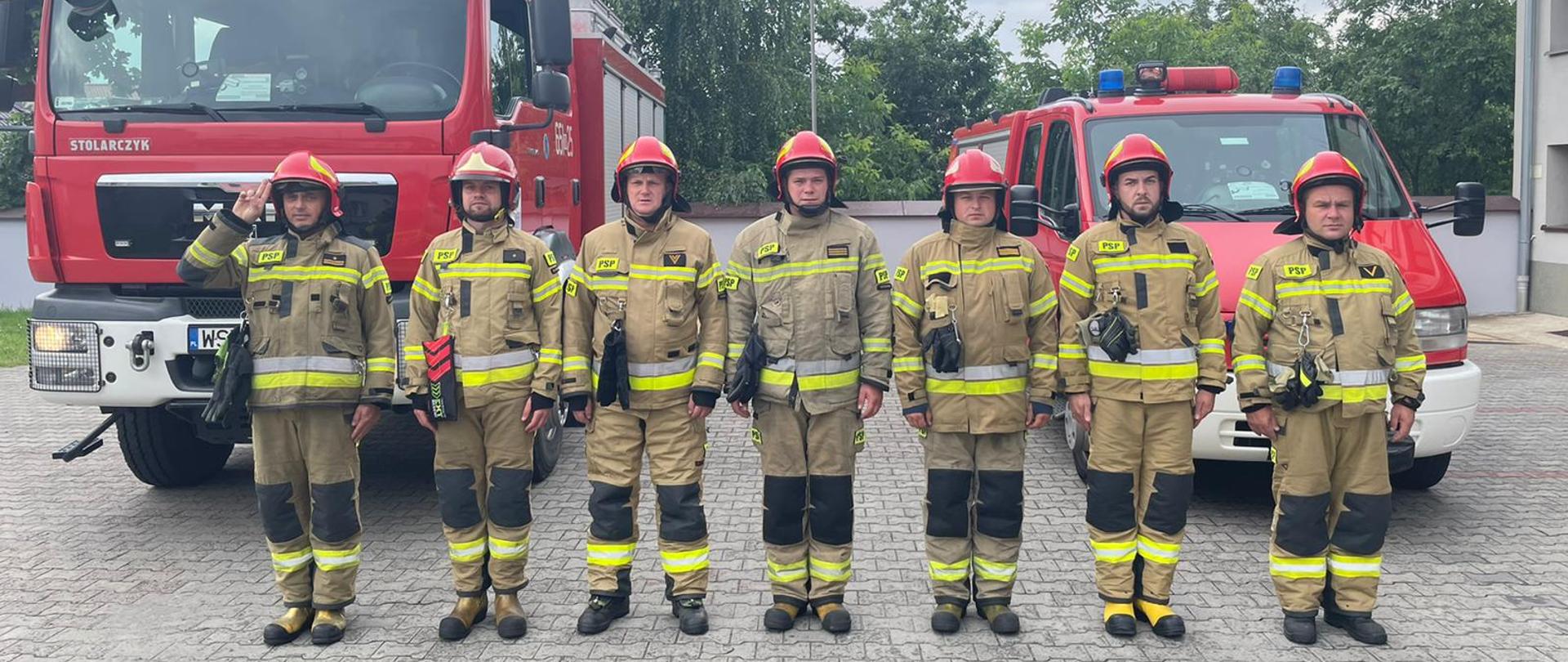 Strażacy PSP w Szydłowcu w uraniach bojowych na tle samochodów oddali hołd Powstańcom w 77 rocznicę Powstania Warszawskiego.