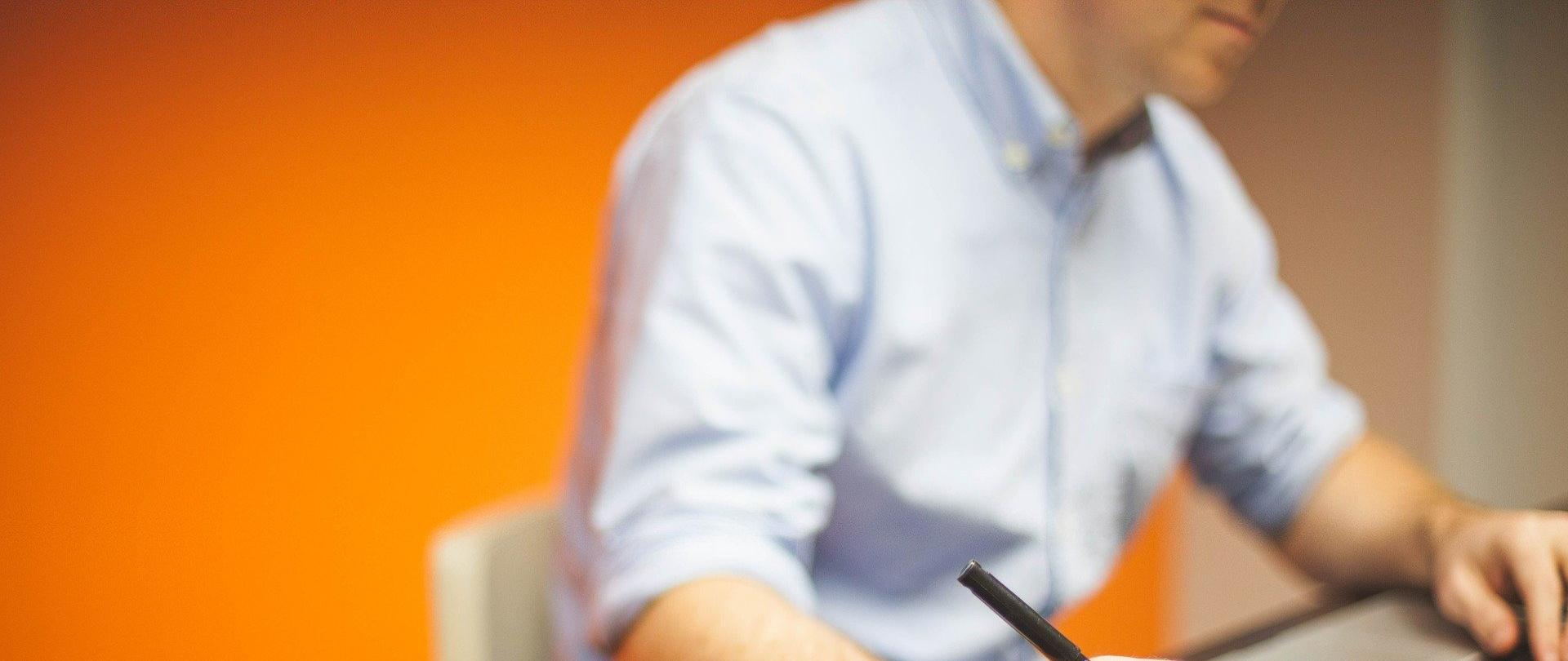 Zdjęcie przedstawia mężczyznę przy komputerze 