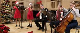 Koncert świąteczny - na scenie zespół instrumentalny - dwoje skrzypiec dwa akordeony i wiolonczela.