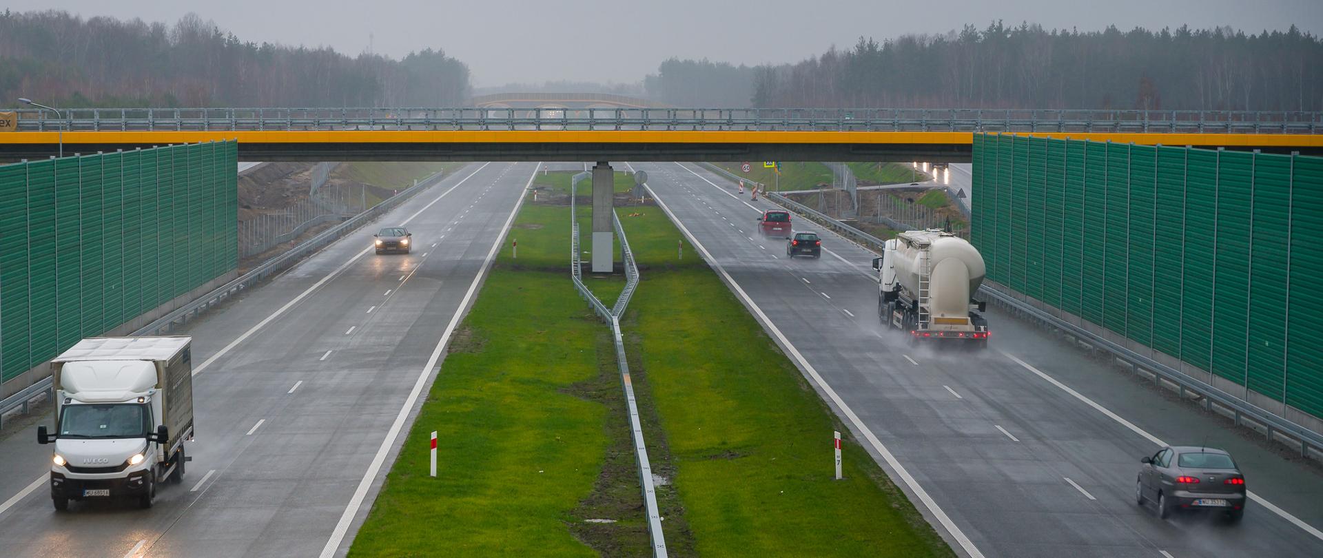 Na zdjęciu ruch pojazdów na drodze S17 Kołbiel - Garwolin