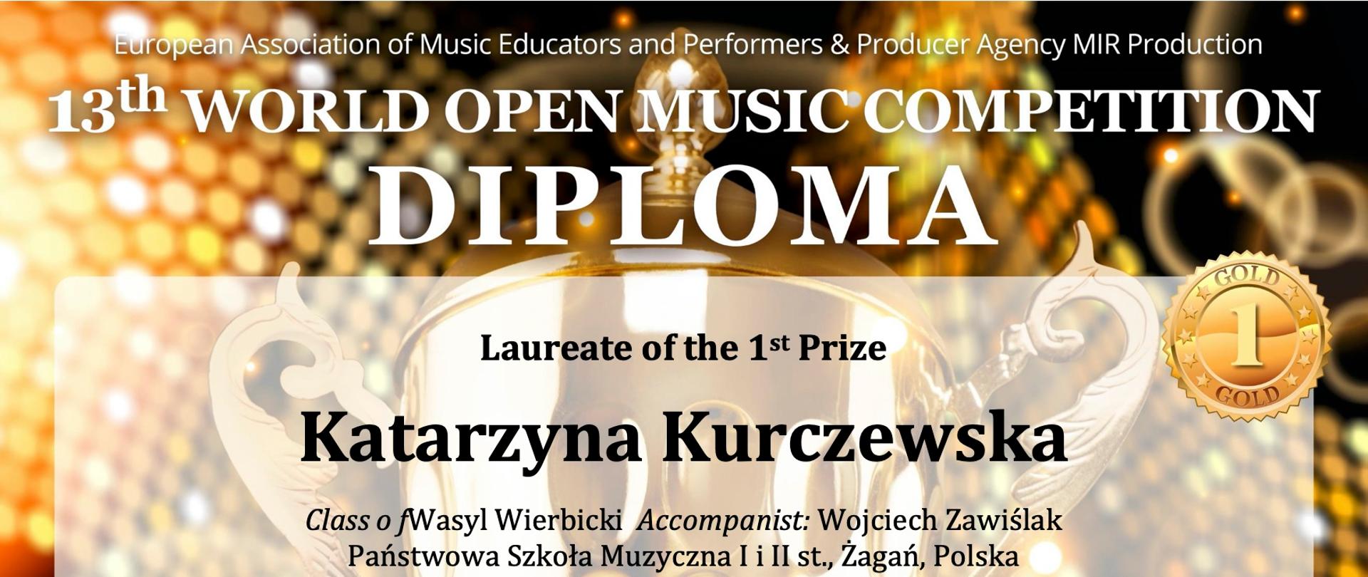 Złoty puchar w tle, u góry nazwa konkursu: 13 th World Open Music Competition. W centralnej części informacja: Laureat of the 1 th Prize - Katarzyna Kurczewska. Na dole dyplomu pieczęcie w kolorze niebieskim po lewej i prawej stronie. W środkowej części faksimile podpisu przewodniczącego Jury. Na dole okrągłe miniaturki wielu flag.