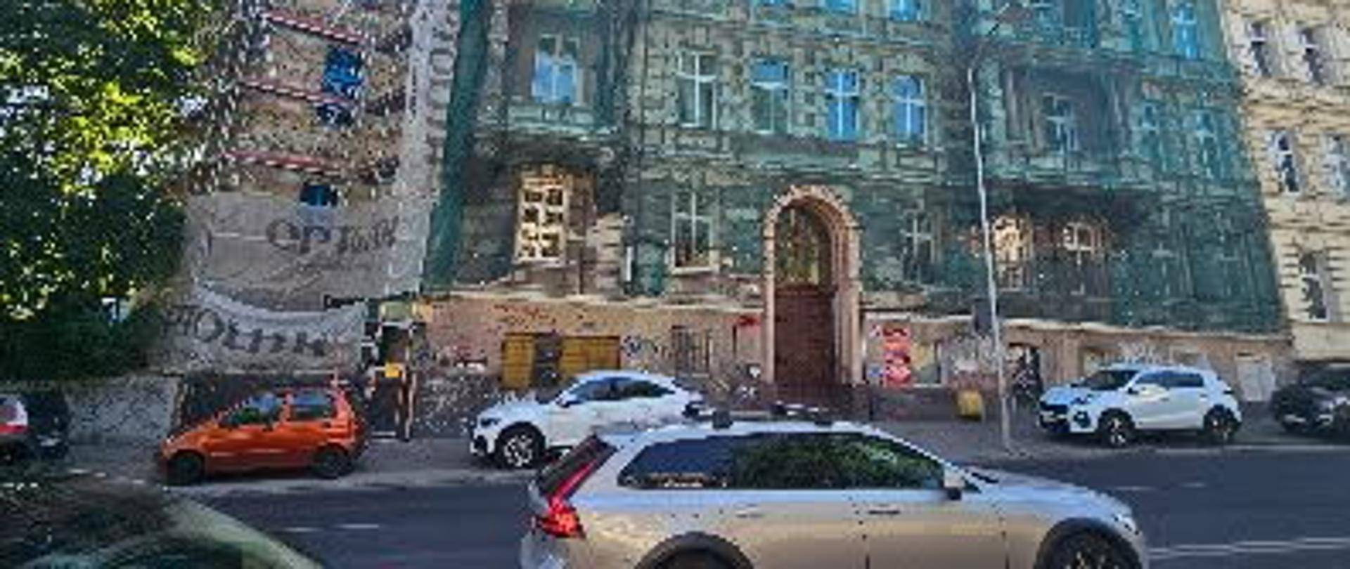 Nieruchomość w trakcie remontu, siatka elewacyjna zabezpieczająca na budynku, widok od ul. Matejki.