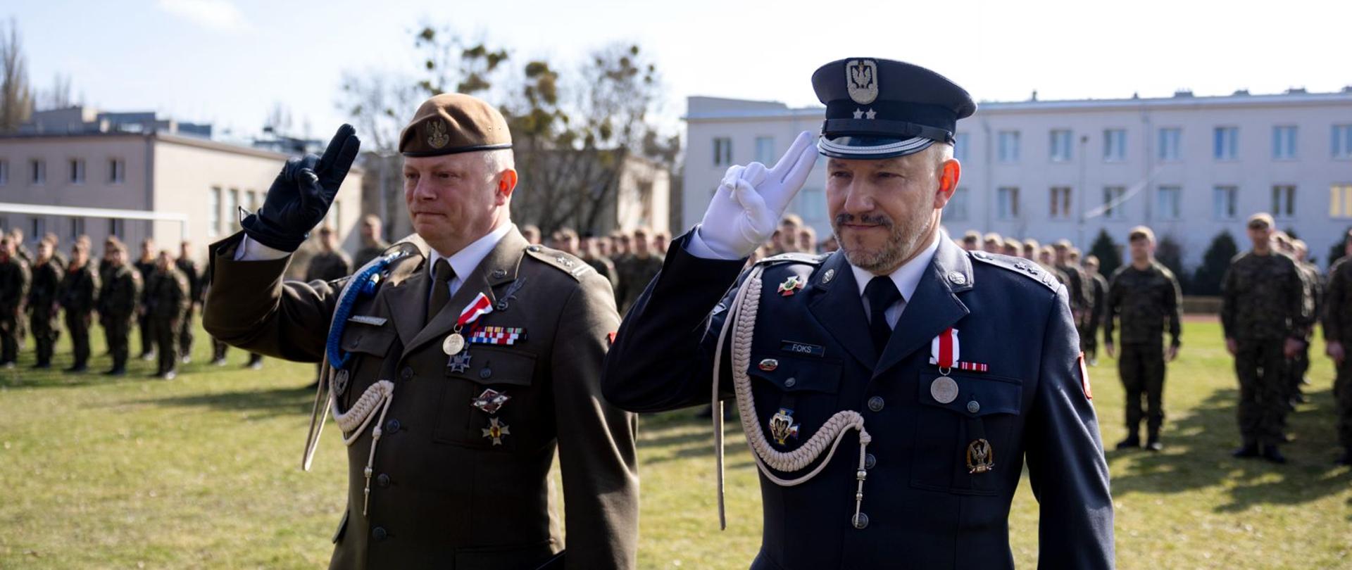 Ustępujący zastępca dowódcy 9 Łódzkiej Brygady Terytorialnej wraz ze swoim następcą - podpułkownikiem Robertem Foksem. 