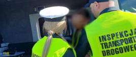 Inspektorzy mazowieckiej Inspekcji Transportu Drogowego prowadzą czynności służbowe z ujętym nietrzeźwym kierowcą ciężarówki na ekspresowej „ósemce” w okolicach Wyszkowa.