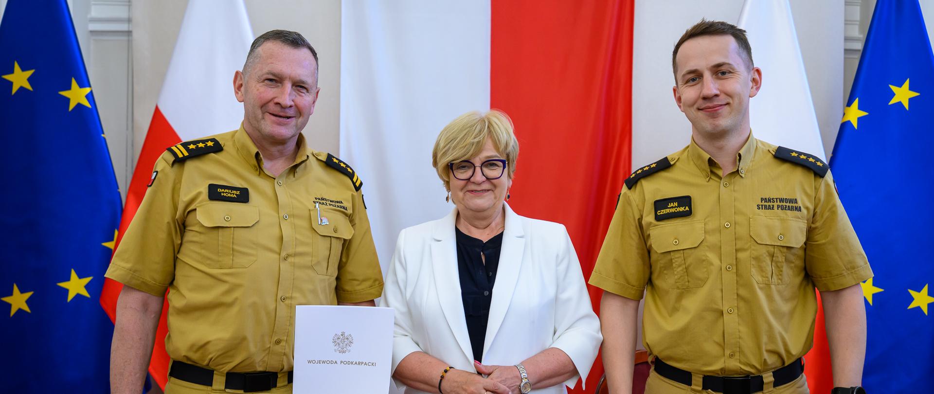Zdjęcie przedstawia osoby uczestniczące w uroczystości podpisania umów