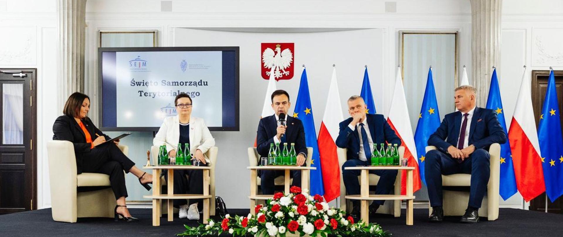 Minister finansów Andrzej Domański wraz z innymi uczestnikami konferencji w Sejmie