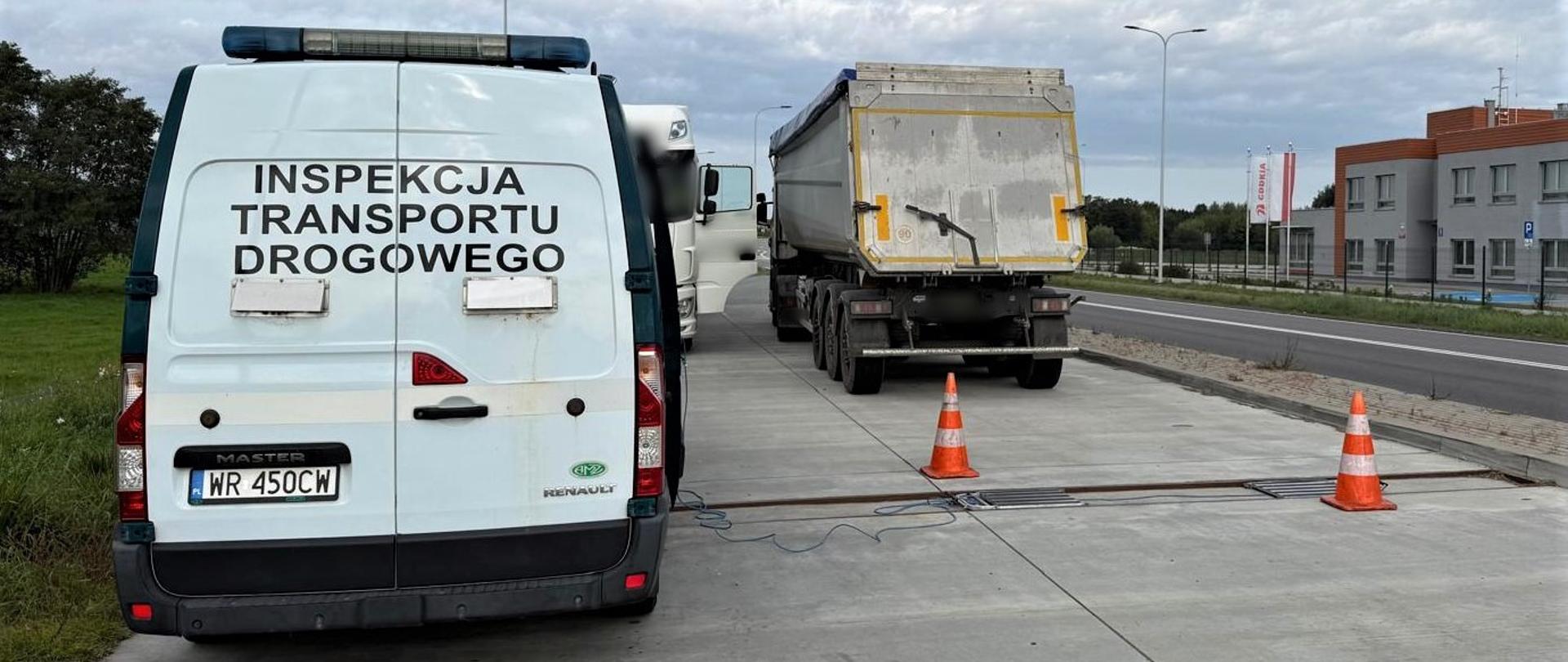 Kontrola rzeczywistej masy całkowitej i nacisków osi samochodu ciężarowego z naczepą - wywrotką prowadzona przez funkcjonariuszy mazowieckiej Inspekcji Transportu Drogowego.