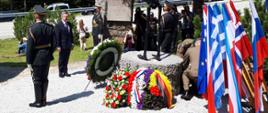 Ambasador Krzysztof Olendzki sklada wieniec pod pomnikiem J'accuse w Podljubelj