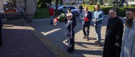 Wojewoda łódzki Dorota Ryl podczas składania kwiatów 