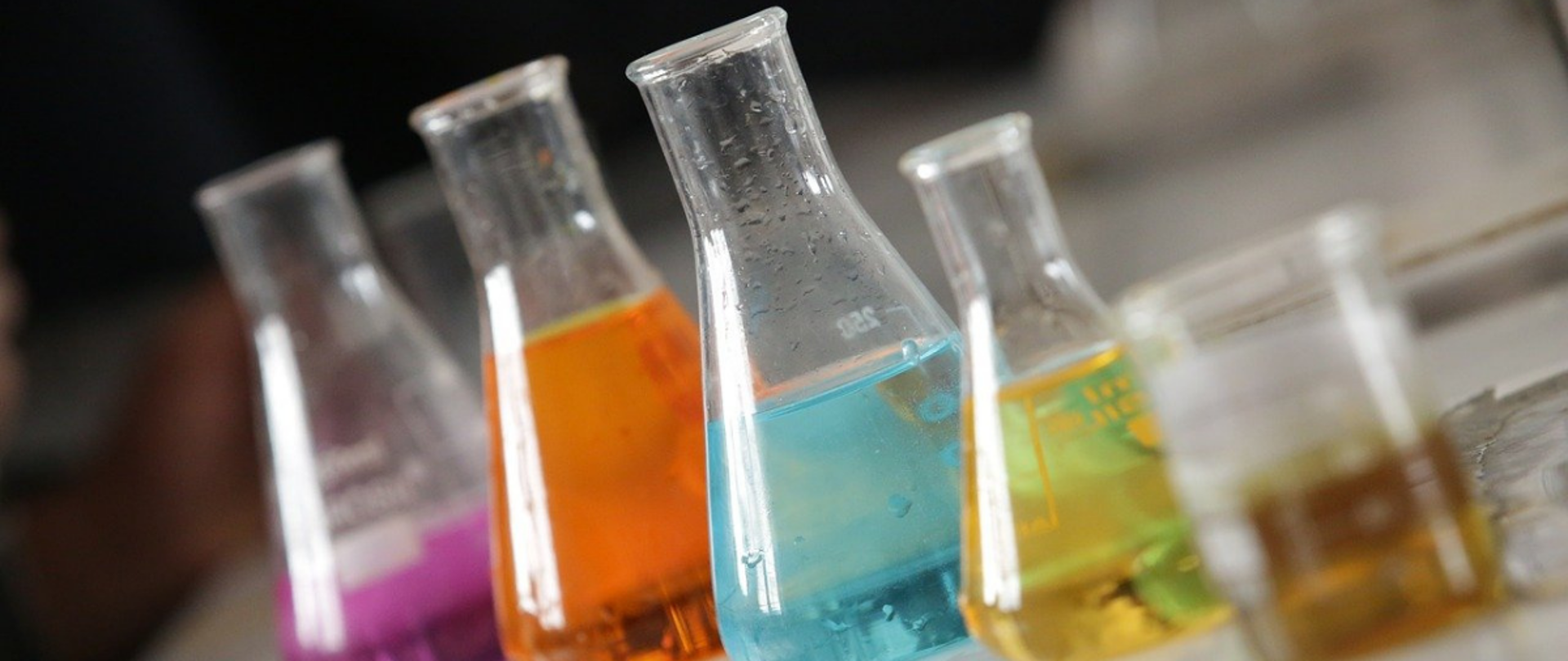 Różnokolorowe substancje w zlewkach chemicznych