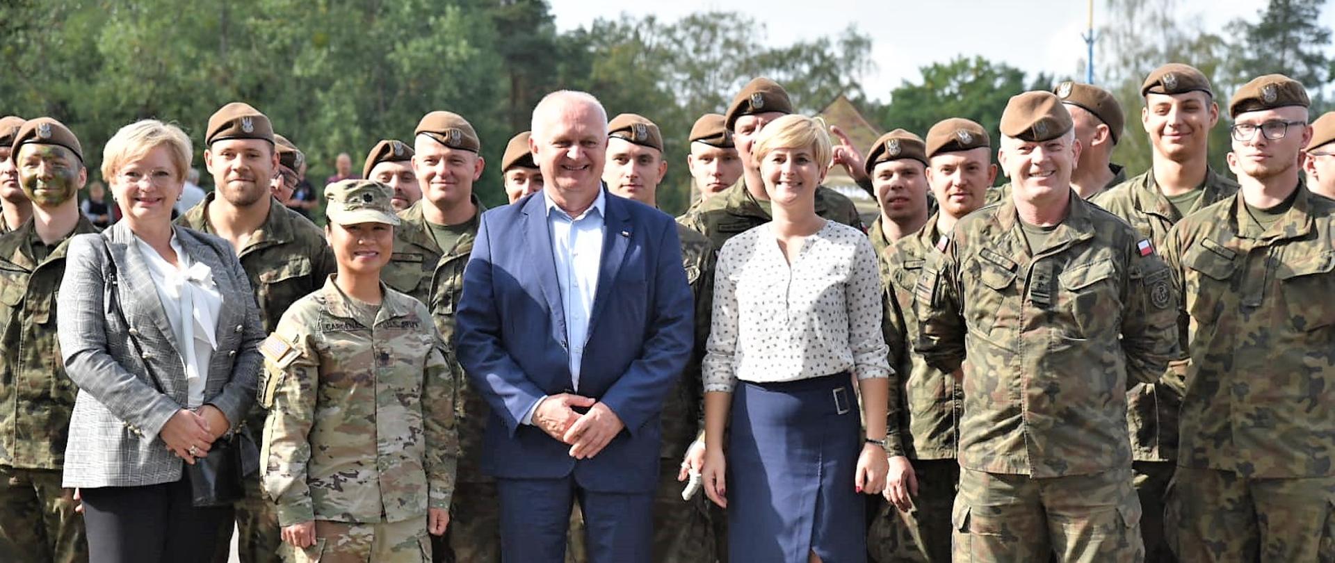 Wojewoda z małżonką, dowódca WOT, burmistrz Drezdenka i żołnierze uczestniczący w pikniku