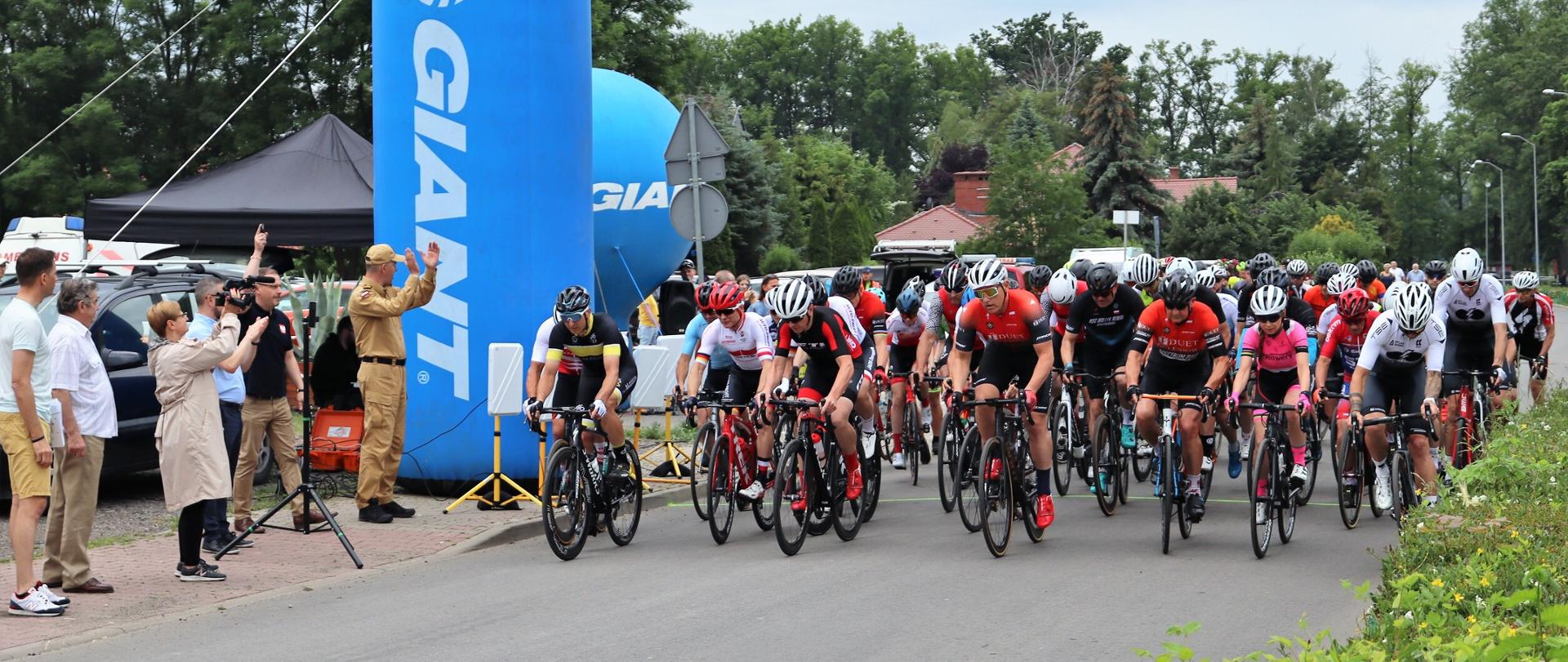 Grupa kolarzy startuje do wyścigu