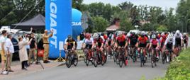 Grupa kolarzy startuje do wyścigu