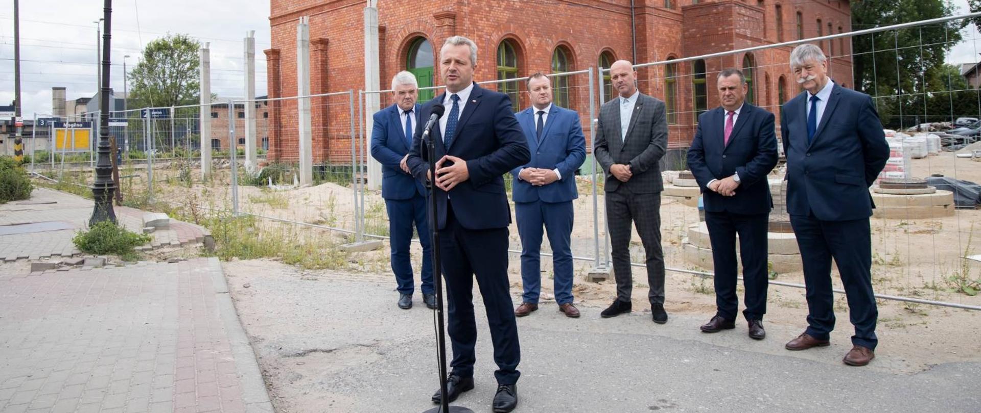 Sześciu mężczyzn podczas konferencji