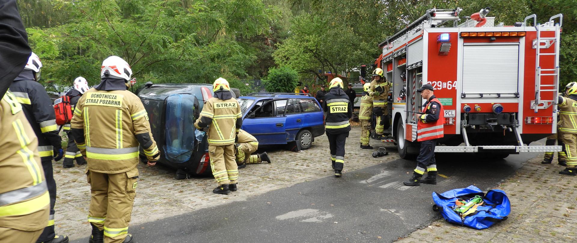 Upozorowany wypadek aut, strażacy ochotnicy ćwiczą jak w razie wypadku ratować poszkodowanych.