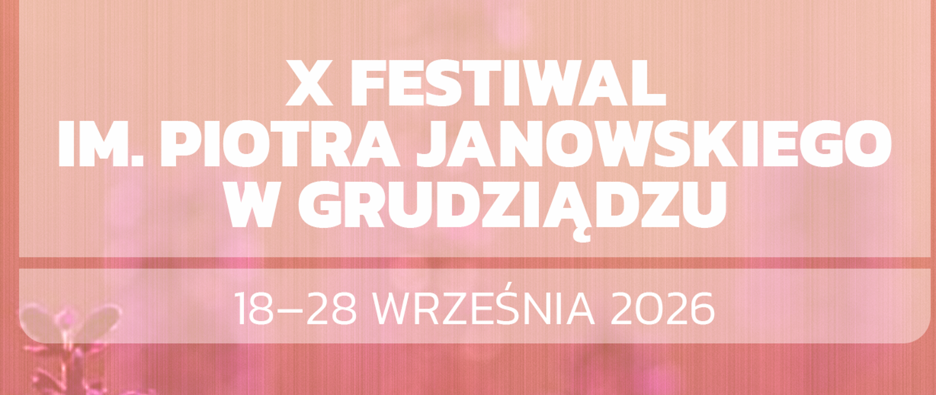  Plakat X Festiwalu im. Piotra Janowskiego w Grudziądzu, który odbędzie się w dniach 18–28 września 2026 roku. Na różowym tle podano program ośmiu koncertów. Na dole znajdują się logotypy organizatorów i partnerów.