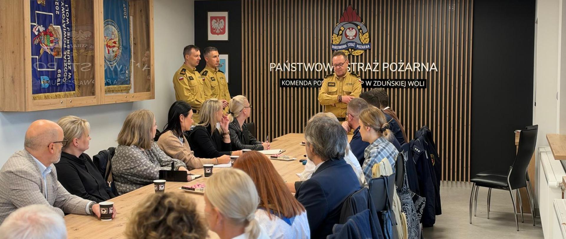 Strażacy z KP PSP w Zduńskiej Woli szkolili dyrektorów szkół i przedszkoli w zakresie reagowania na zagrożenia