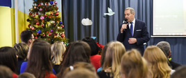 Minister Kowalczyk opowiada zgromadzonym dzieciom o tym, jak dbać o środowisko.