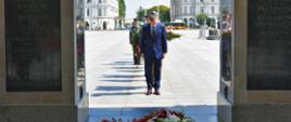 W imieniu Prezesa Rady Ministrów Mateusza Morawieckiego wieniec na płycie Grobu Nieznanego Żołnierza złożył Wicewojewoda Artur Standowicz