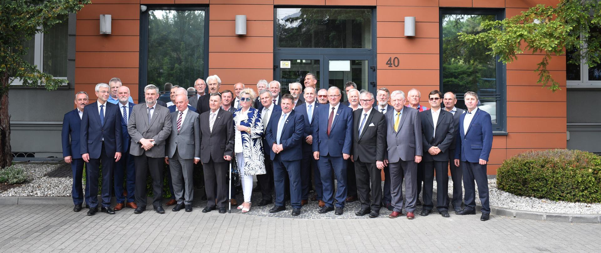 Uczestnicy spotkania w Toruniu przed siedzibą KSC