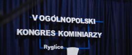 Na granatowym płótnie biały napis V ogólnopolskie kongres kominiarzy, pod napisem widnieje biała postać kominiarza z drabiną