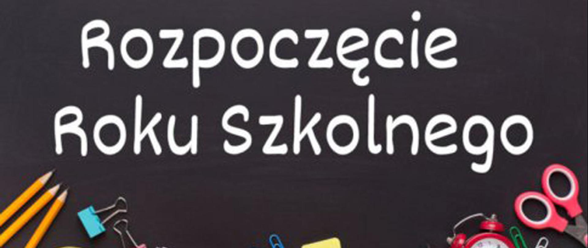 Na czarnym tle biały napis "Rozpoczęcie roku szkolnego". Pod napisem przybory szkolne: trzy ołówki, spinacze, fragment budzika i nożyczek.
