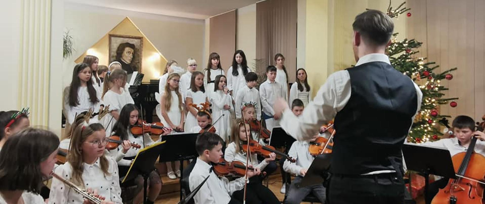 Zdjęcia z koncertu Choinkowe kolędowanie - 21 grudnia 2022. Wykonane w auli PSM I st. w Kłodzku.