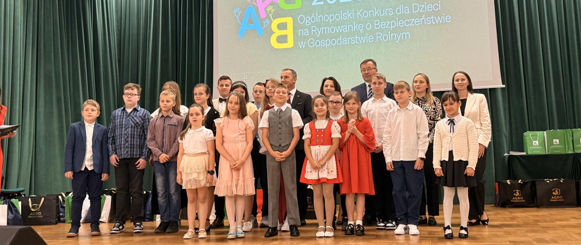 na scenie w kilku szeregach laureaci konkursu