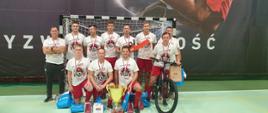Drużyna województwa zachodniopomorskiego na tle bramki do futsalu. Wraz z nagrodami oraz pucharem za zajęcie 2 miejsca.