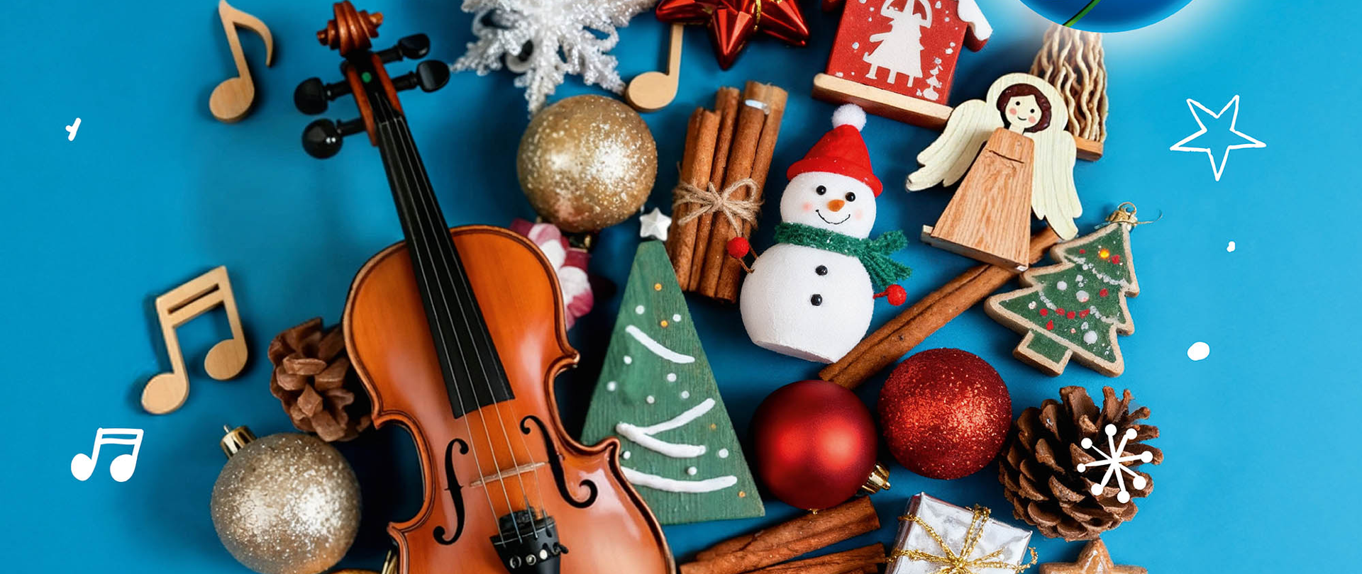 Na plakacie widoczna jest kolorowa, świąteczna kompozycja z elementami Bożego Narodzenia. W centralnej części znajdują się ozdoby świąteczne — pierniczki w kształcie choinek, gwiazdek, aniołków i bałwanka, bombki, złote nutki, a także skrzypce, które symbolizują muzyczny charakter wydarzenia.
Tło plakatu jest niebiesko-czerwone, z białymi akcentami przypominającymi śnieg. W górnej części widnieje logo Focus Park, a poniżej duży, biały napis informuje o wydarzeniu:
Kiermasz Bożonarodzeniowy – odbędzie się 19–20 grudnia, z celem wsparcia twórczości i rehabilitacji podopiecznych WTZ-ów, stowarzyszeń i fundacji regionu rybnickiego.
Niżej znajduje się informacja o koncercie kolęd i pastorałek, który odbędzie się 20 grudnia o godz. 18:00. Wystąpi Zespół Instrumentalny Państwowej Szkoły Muzycznej I stopnia w Rybniku pod dyrekcją Romany Kuczera, a kierownictwo artystyczne sprawuje Barbara Bryner.
Na dole plakatu podano lokalizację wydarzenia: 1 piętro. Całość utrzymana jest w ciepłym, świątecznym klimacie.