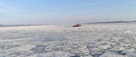 Kujawsko-Pomorscy strażacy monitorują poziom wody na Wiśle - lodołamacz