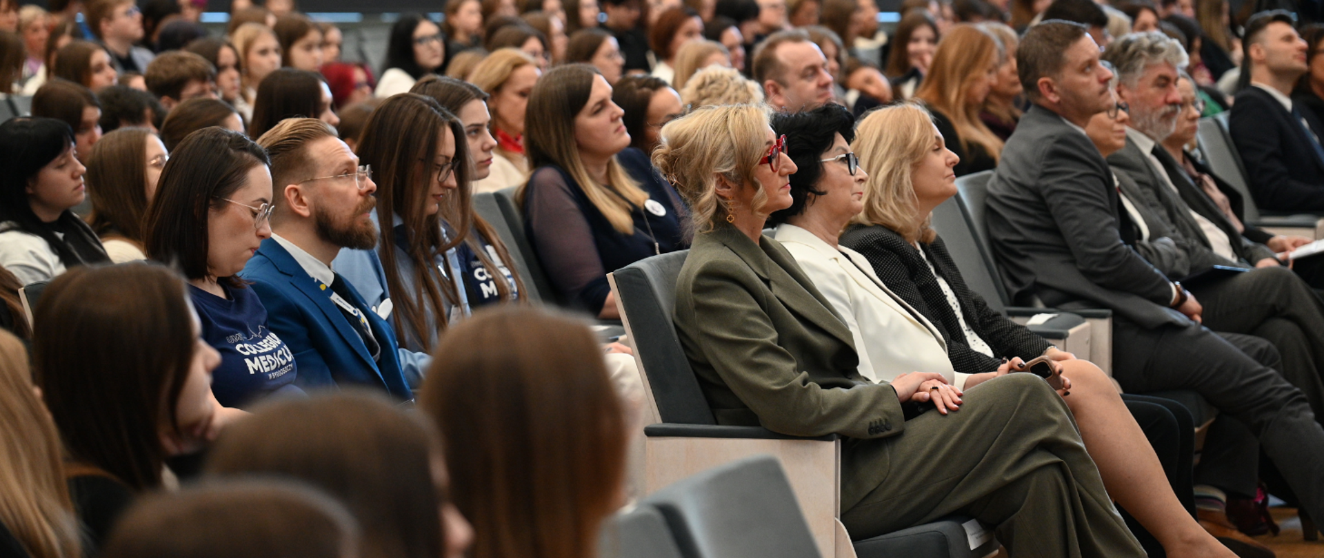 Uczestnicy konferencji „Nauka dla wszystkich” zgromadzeni w auli Wydziału Farmaceutycznego Collegium Medicum UMK w Bydgoszczy, podczas wykładów i prezentacji naukowych.
