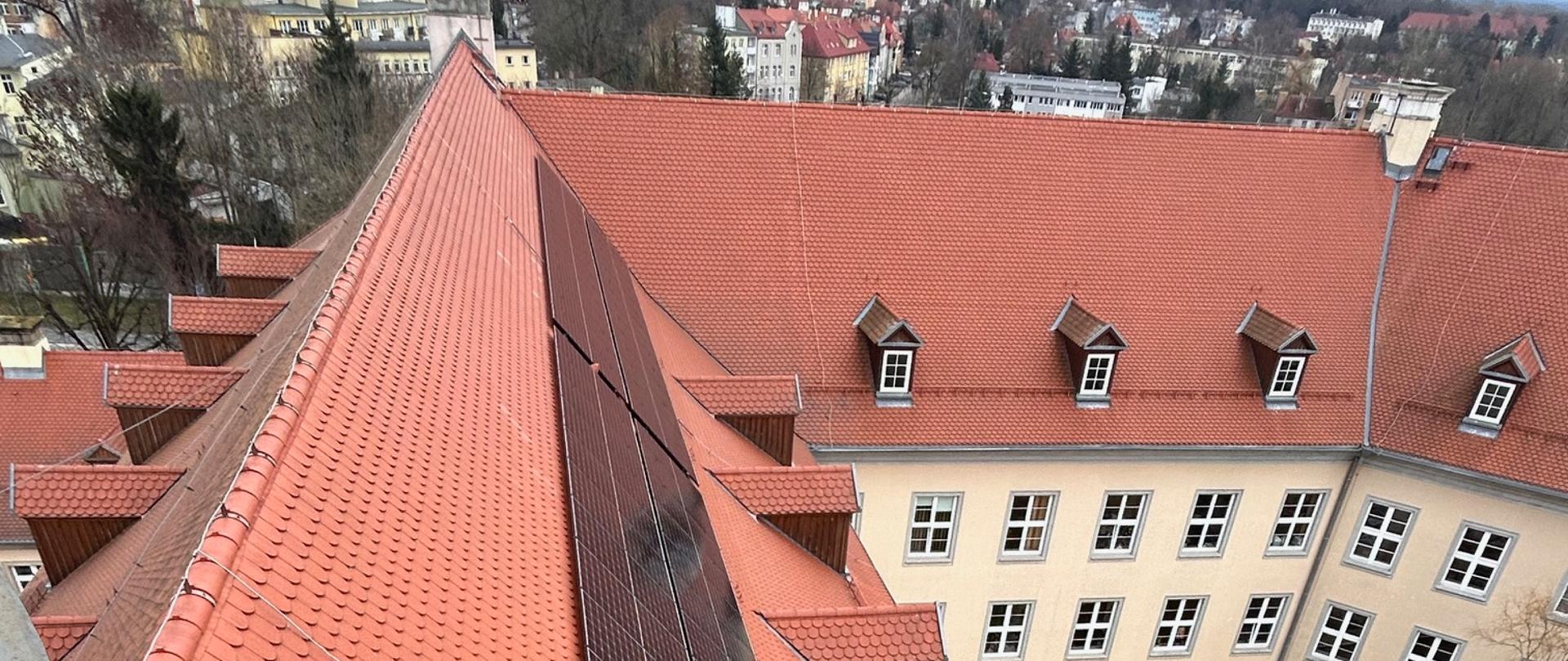 panele fotowoltaiczne na dachu budynku delegatury ZUW w Koszalinie 