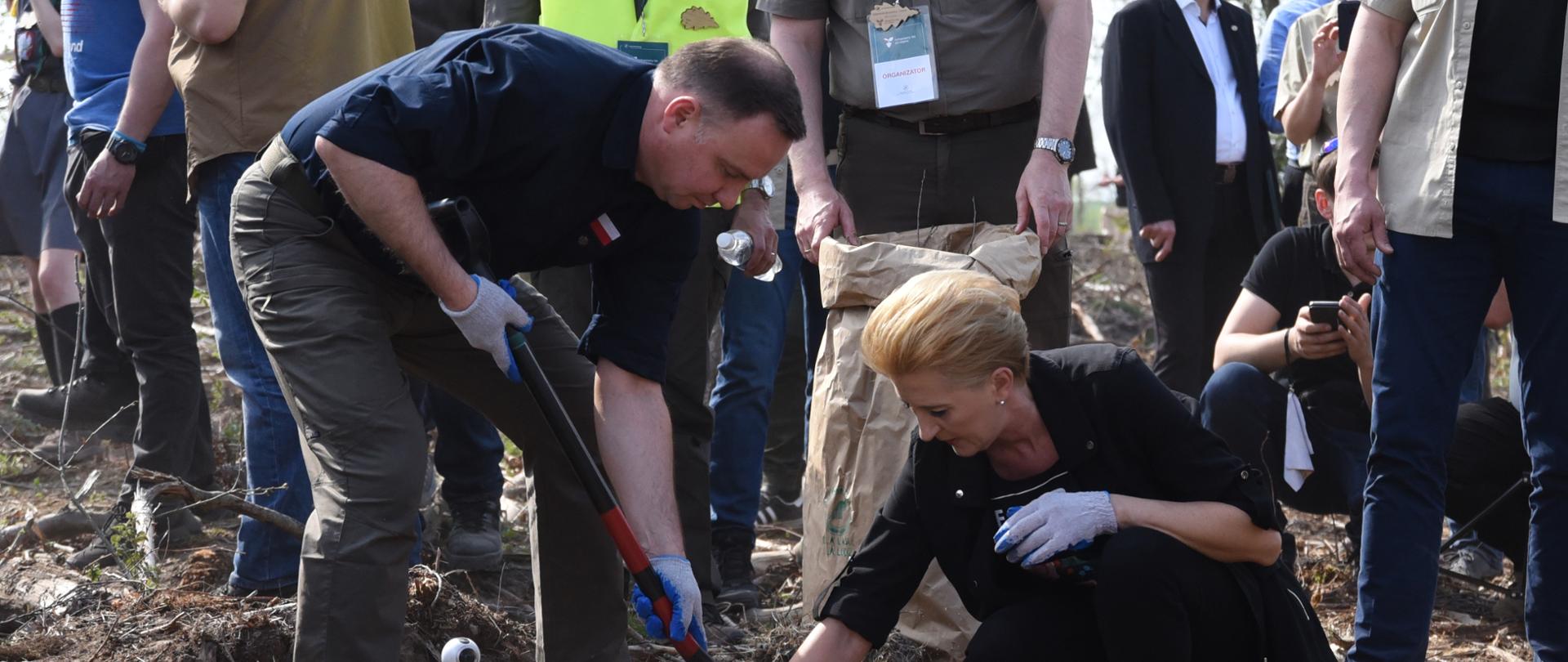 Prezydent RP Andrzej Duda, Pierwsza Dama Agata Kornhauser-Duda sadzą drzewko w ramach akcji #sadziMy