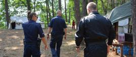 Zdjęcie przedstawia funkcjonariusza Komendy Powiatowej Państwowej Straży Pożarnej w Krośnie Odrzańskim oraz funkcjonariuszy Komendy Powiatowej Policji w Krośnie Odrzańskim podczas prowadzenia wizji lokalnej miejsc wypoczynku.