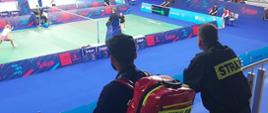 Zdjęcie przedstawia strażaka podczas zabezpieczenia rozgrywek badmintona w hali jaskółka